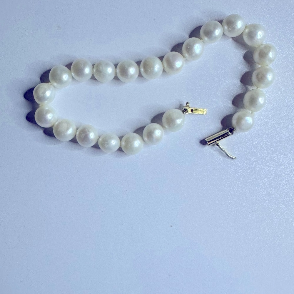 This new 14k gold and white pearl bracelet with a lustrous, flawless finish.